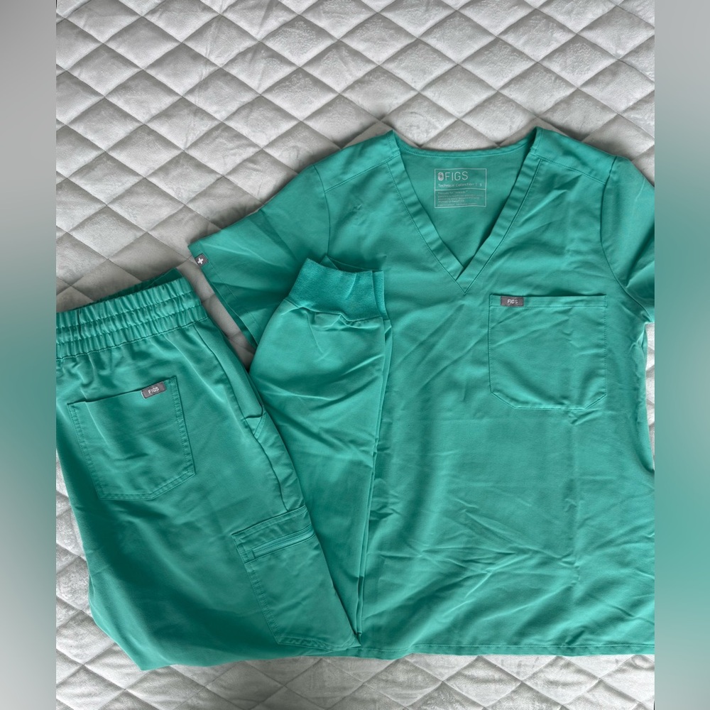 Figs Women's Scrub Set in Surgical Green